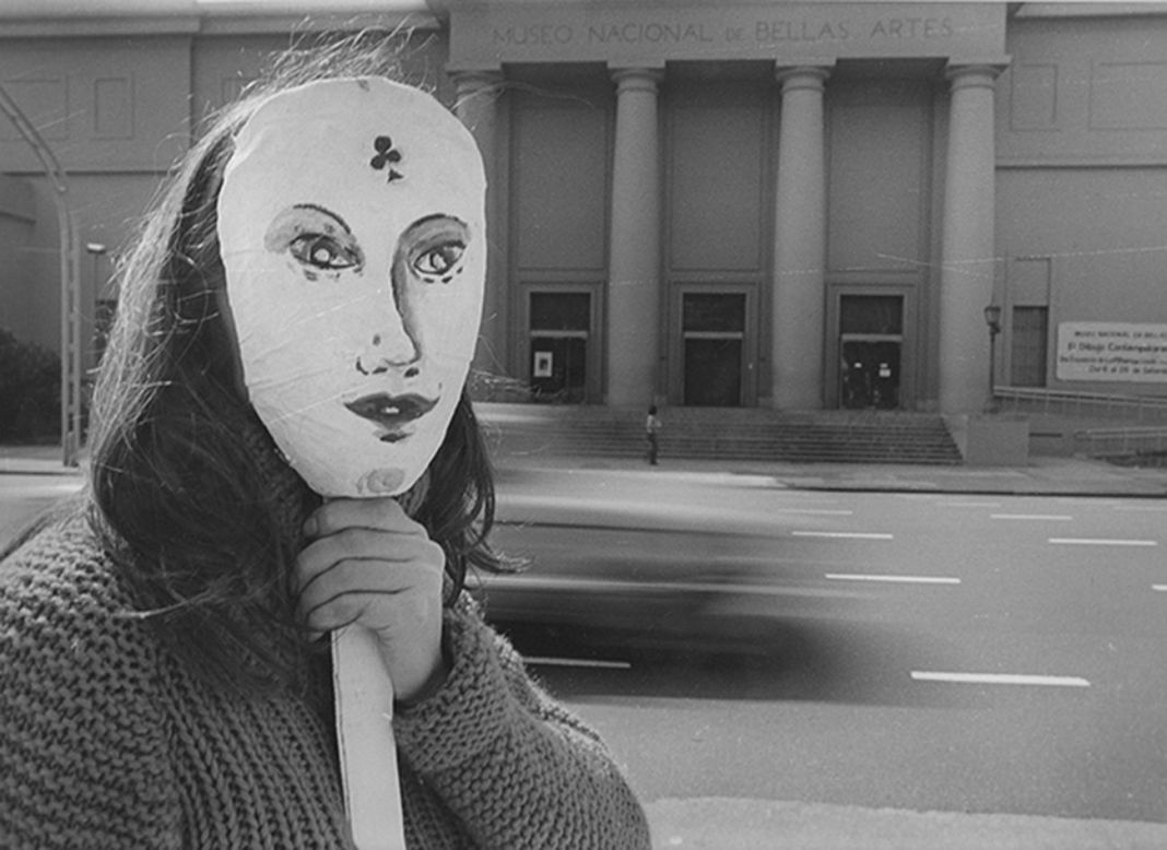 Liliana Maresca, dalla serie Liliana Maresca frente al Museo Nacional de Bellas Artes, Buenos Aires, 1984. Photo Marcos López