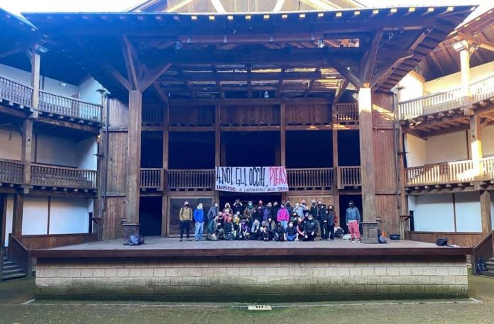 Manifestanti Globe Theatre via Facebook @ilcampoinnocente