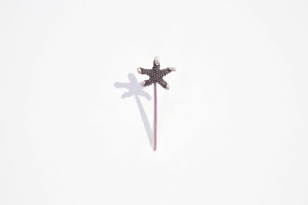 Mattia Pajè, Fatina, 2019, argento, 5,3x2x0,2 cm. Courtesy l’artista & Fondazione smART. Photo Francesco Basileo