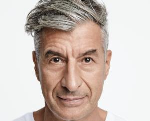 Maurizio Cattelan torna a esporre in Italia. Grande mostra al Pirelli HangarBicocca di Milano