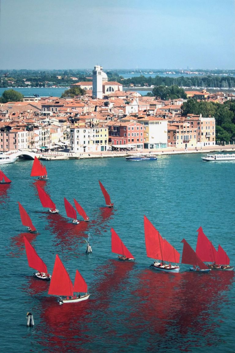 Melissa McGill, Red Regatta (Coppa del Presidente della Repubblica, Bacino San Marco), 2019 © Melissa McGill. Courtesy Mazzoleni, Londra Torino