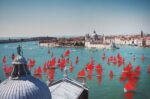 Melissa McGill, Red Regatta (Coppa del Presidente della Repubblica, San Giorgio Maggiore), 2019 © Melissa McGill. Courtesy Mazzoleni, Londra Torino