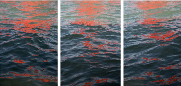 Melissa McGill, Riflessi (Red Regatta 1 September 2019), 2019 © Melissa McGill. Courtesy Mazzoleni, Londra Torino