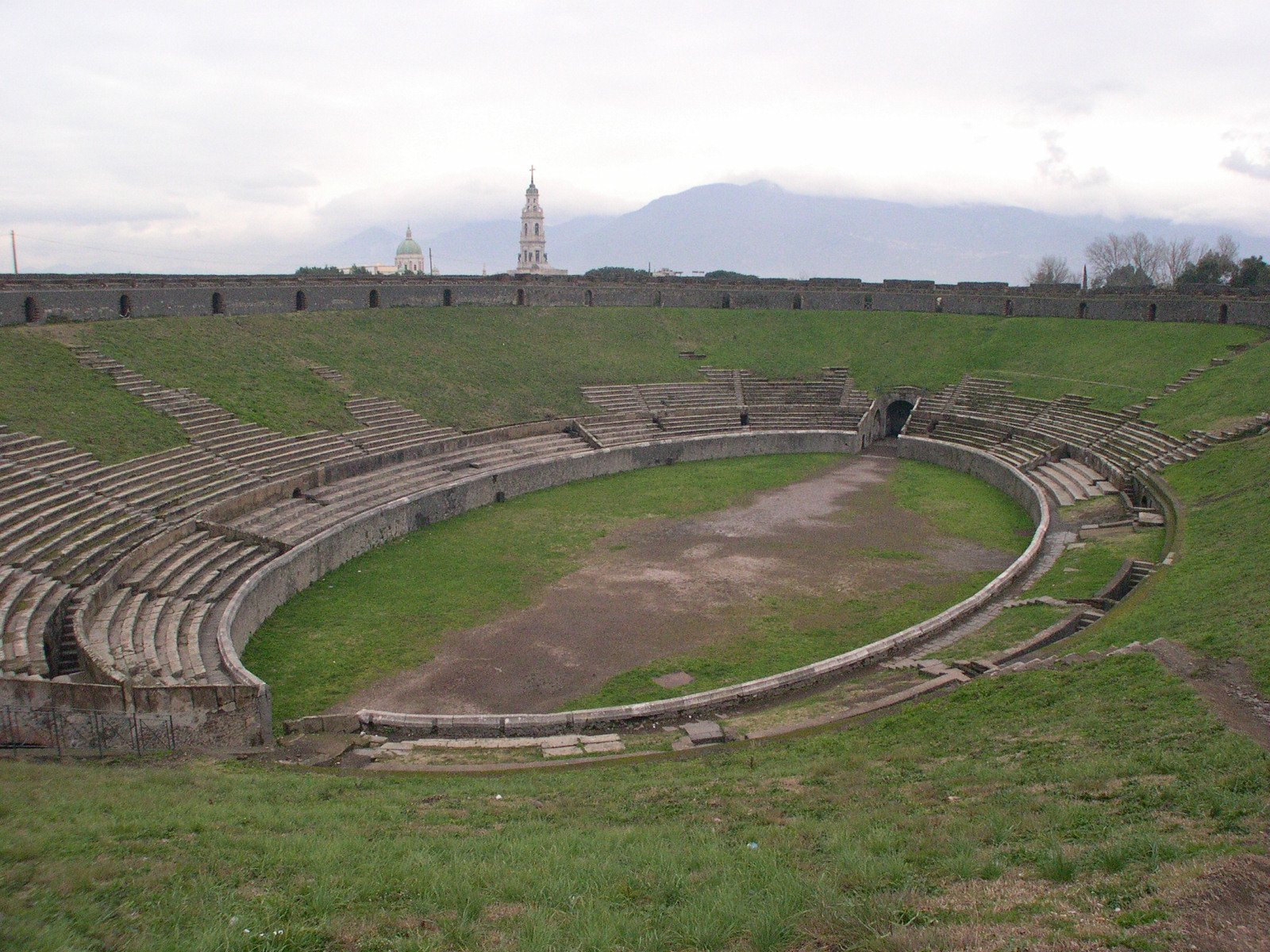 Mosborne01, Veduta dell'Anfiteatro di Pompei fonte Wikipedia CC BY SA 3.0