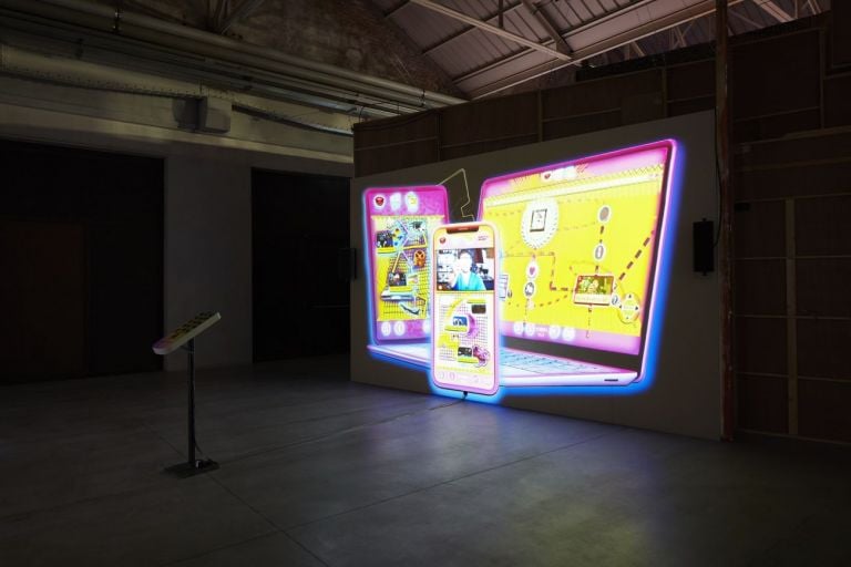 Neïl Beloufa, Screen Talk, 2020–in corso. Installation view at Pirelli HangarBicocca, Milano 2021. Courtesy Bad Manner’s, kamel mennour, François Ghebaly, ZERO…, Pirelli HangarBicocca. Photo Agostino Osio