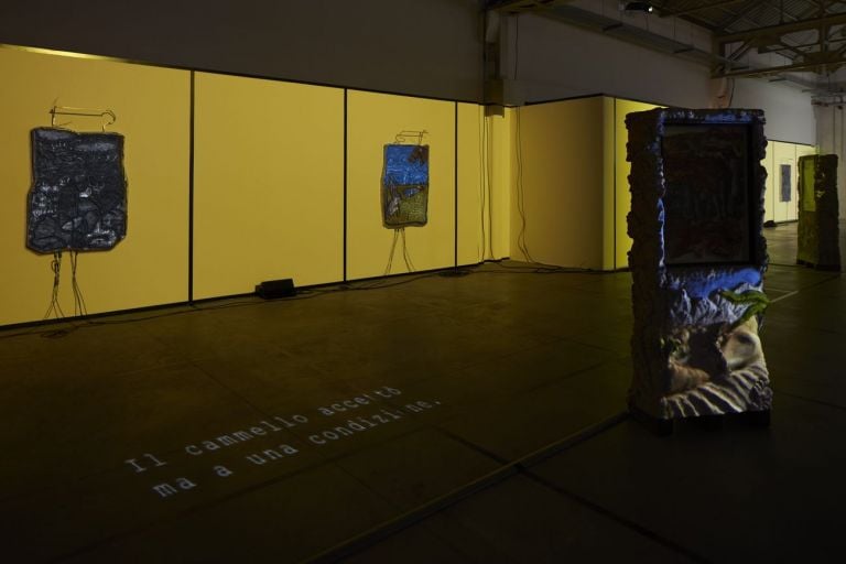 Neïl Beloufa, La morale de l’histoire, 2019 21. Installation view at Pirelli HangarBicocca, Milano 2021. Courtesy l’artista, kamel mennour, ZERO…, Pirelli HangarBicocca. Photo Agostino Osio