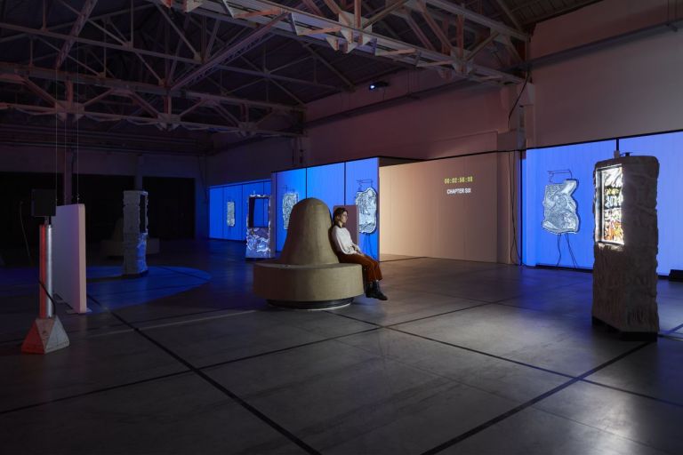 Neïl Beloufa, La morale de l’histoire, 2019 21. Installation view at Pirelli HangarBicocca, Milano 2021. Courtesy l’artista, kamel mennour, ZERO…, Pirelli HangarBicocca. Photo Agostino Osio