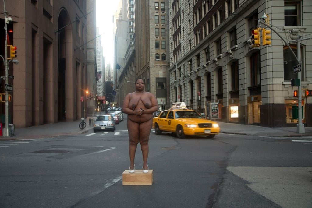 Nona Faustine, l’artista che combatte il razzismo con il proprio corpo