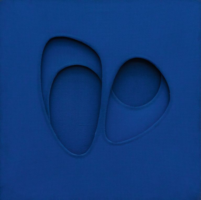 Paolo Scheggi, Zone Riflesse, 1963, acrilico blu su tre tele sovrapposte, 60x60x5,5 cm. Courtesy Karl & Faber Fine Arts