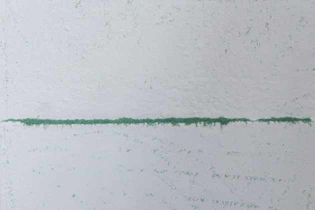 Peeling, 2018, dettaglio di trucioli di gomma sulle pareti del museo, installazione di 1000 gomme, strumenti di pulizia, 3 giorni, Museo di Villa Croce, Genova