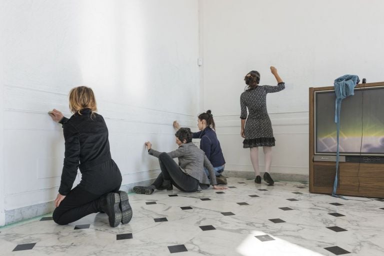Peeling, 2018, performance view, installazione di 1000 gomme, strumenti di pulizia, 3 giorni, Museo di Villa Croce, Genova
