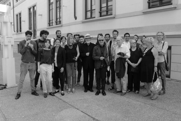 Michelangelo Pistoletto, Nanni Balestrini, Bert Theis, Marco Scotini, Maria Pioppi e Manuela Gandini con gli studenti del Biennio in Arti Visive e Studi Curatoriali durante la preparazione di Theatre of Learning, 2015