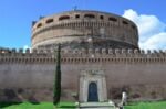 Portale del Buratti ricollocato dopo la costruzione dei muraglioni a lato del monumento