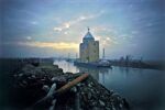 Reportage fotografico della costruzione e del viaggio del Teatro del Mondo di Aldo Rossi da Venezia a Dubrovnik, 1979-80. Photo © Antonio Martinelli