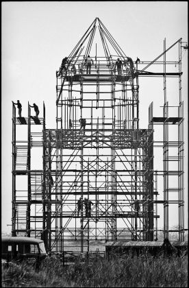 Reportage fotografico della costruzione e del viaggio del Teatro del Mondo di Aldo Rossi da Venezia a Dubrovnik, 1979-80. Photo © Antonio Martinelli