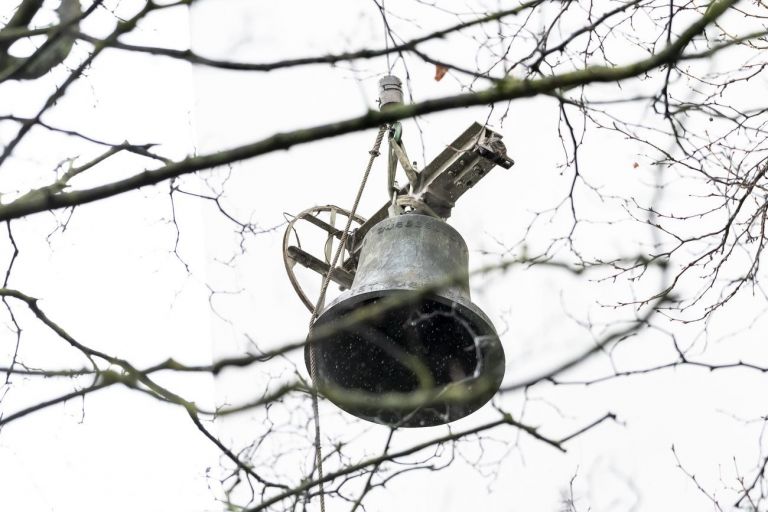 Rimozione di una campana di chiesa a Düsseldorf, gennaio 2021. Photo © Katja Illner