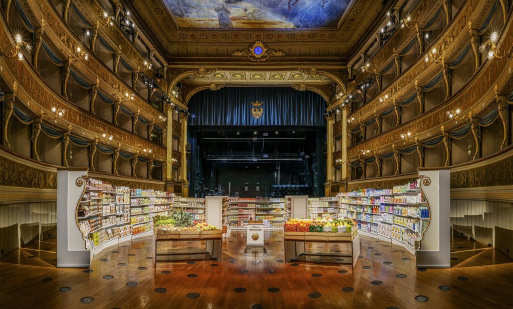 Il Teatro Sociale di Trento trasformato in supermercato dell’artista Anna Scalfi Eghenter