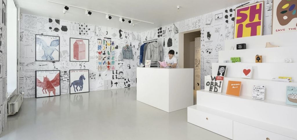Shrig Shop a Copenhagen. L’artista David Shrigley e il gallerista Nicolai Wallner aprono negozio