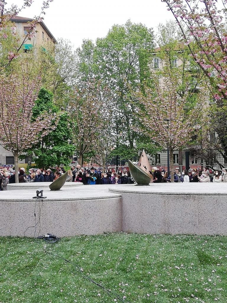 Le sculture di Kengiro Azuma in mezzo ai ciliegi in fiore