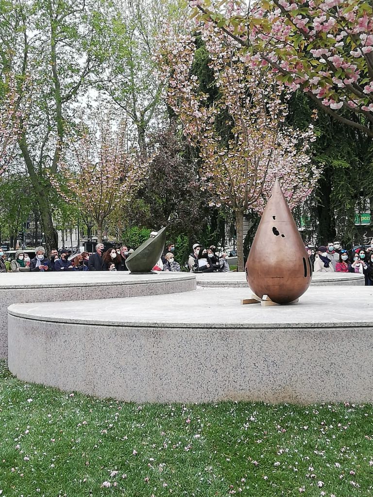 Le sculture di Kengiro Azuma in mezzo ai ciliegi in fiore