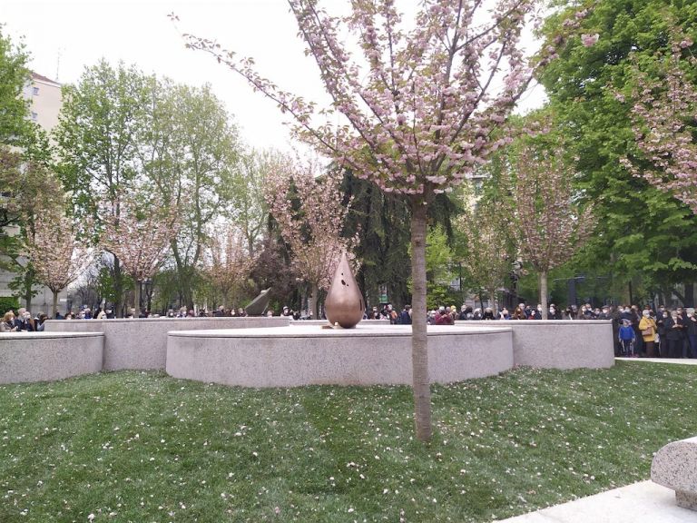 Le sculture di Kengiro Azuma in mezzo ai ciliegi in fiore