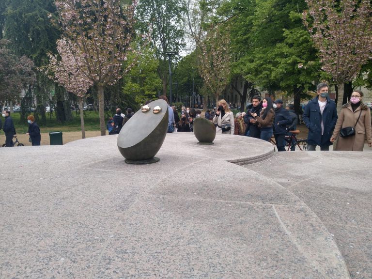 Le sculture di Kengiro Azuma in mezzo ai ciliegi in fiore