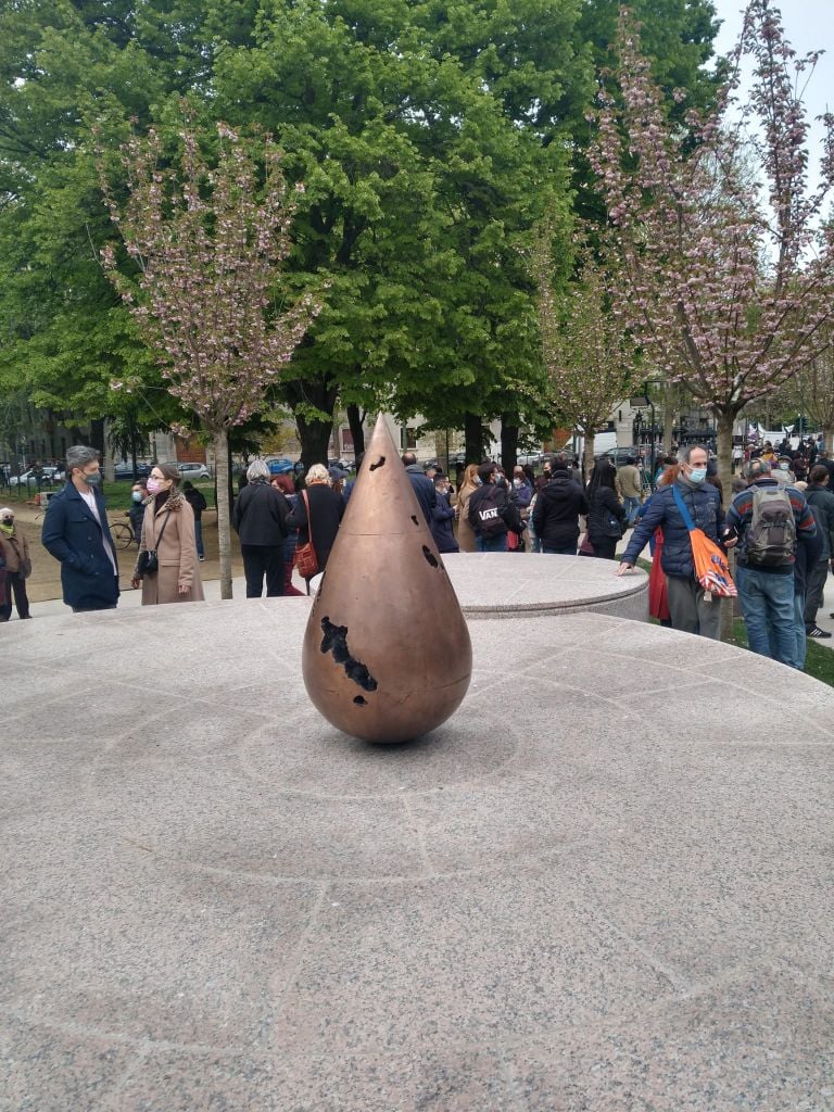 Le sculture di Kengiro Azuma in mezzo ai ciliegi in fiore