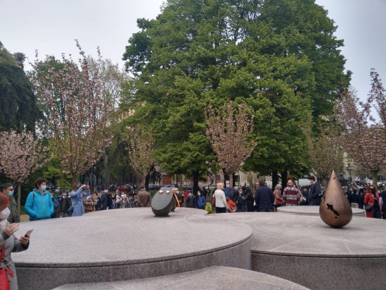 Le sculture di Kengiro Azuma in mezzo ai ciliegi in fiore