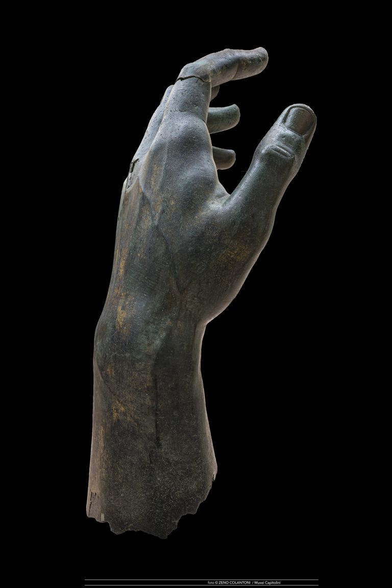 Mano del Colosso bronzeo di Costantino ©Musei Capitolini, foto di Zeno Colantoni