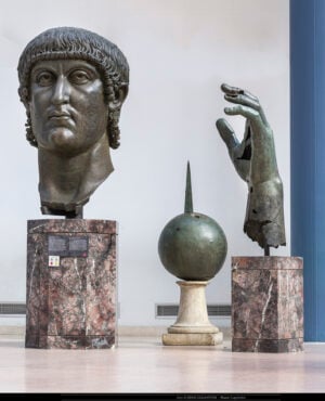 Ricomposta la mano del Colosso bronzeo di Costantino. Sinergia tra Musei Capitolini e Louvre