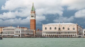 Per i 1600 anni di Venezia una collezione di poster ripercorre la storia della città