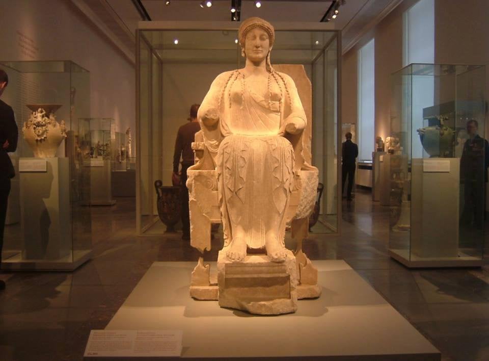 La Dea in trono Persefone Gaia o Afrodite metà V secolo a.C. MarTa di Taranto