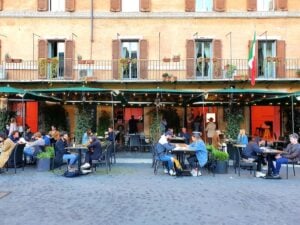 L’artista Gianni Politi colora interamente di rosa un ristorante di Piazza Navona