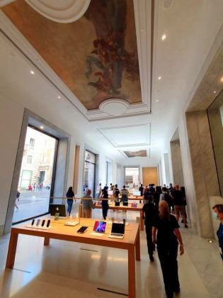 Il nuovo Apple Store di Roma è pieno d’arte