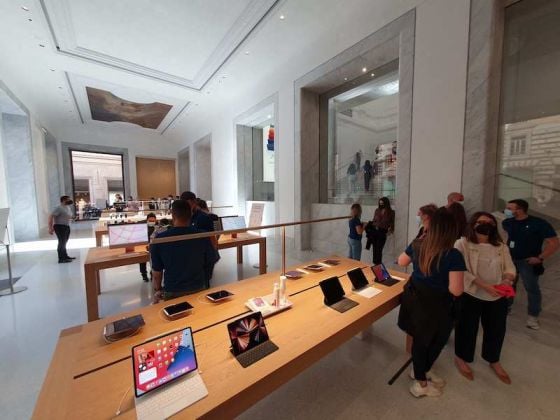 Il nuovo Apple Store di Roma è pieno d’arte