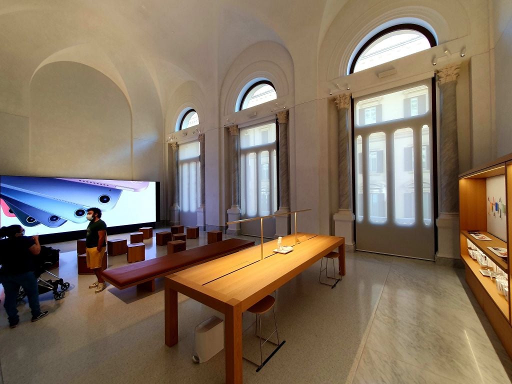 Il nuovo Apple Store di Roma è il più grande d’Europa ed è pieno d’arte