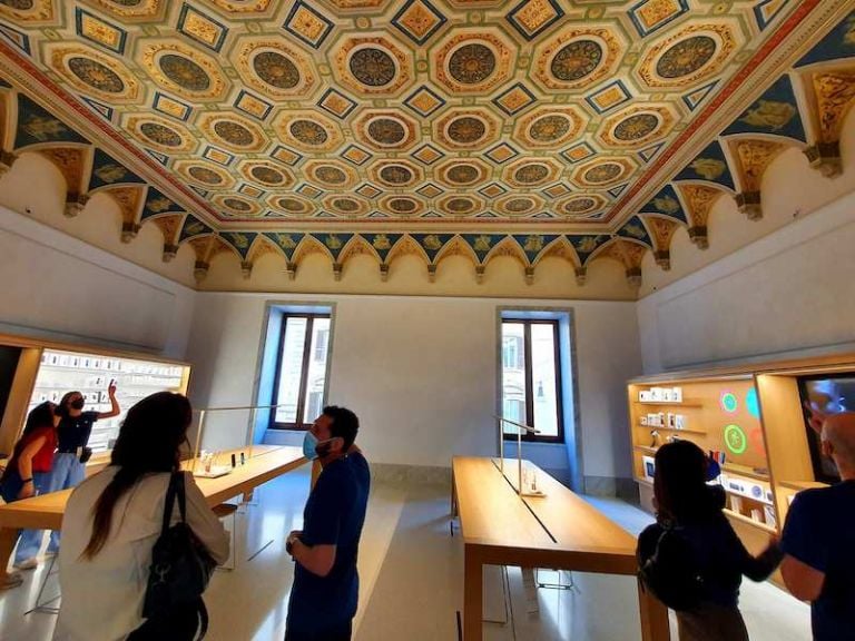 Il nuovo Apple Store di Roma è pieno d’arte