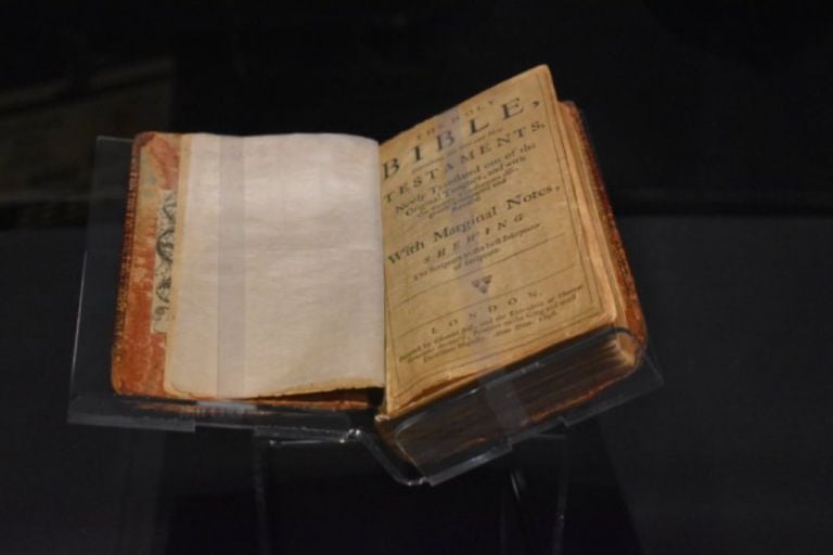 La Bibbia che appartenne a William Penn. Photo Jack Tomczuk