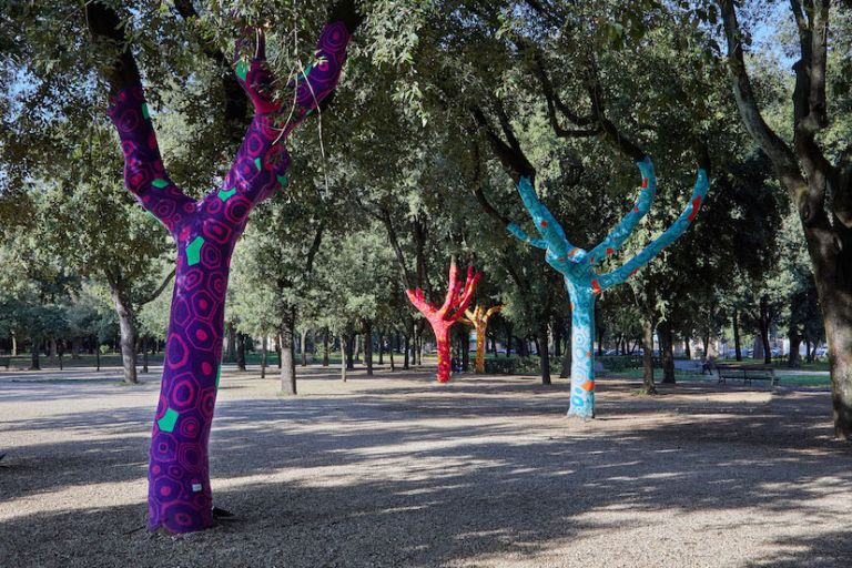 Accademia di Aracne Yarn bombing, 2020 Filo di lana Parco dei Daini, Villa Borghese