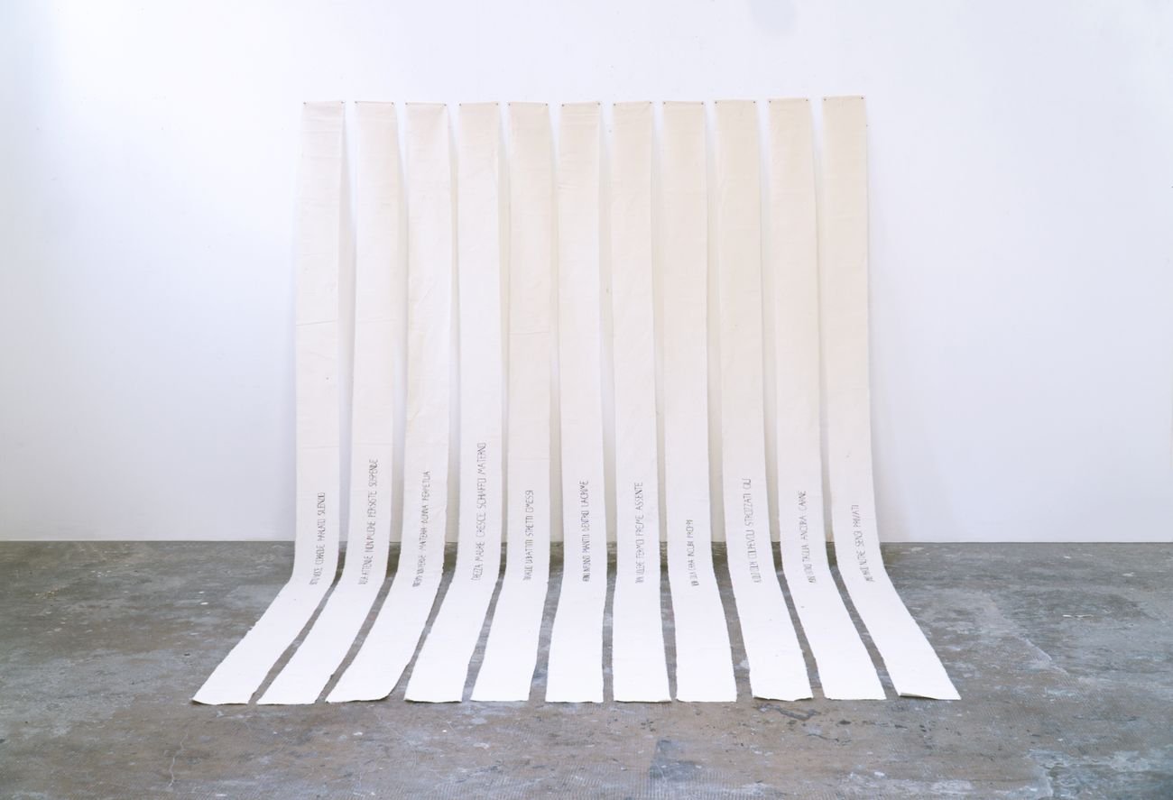 Chiara Antonelli, 12° Angolo, 2020 21, installazione, stoffa in cotone grezzo e filo nero, cm 160x215x140