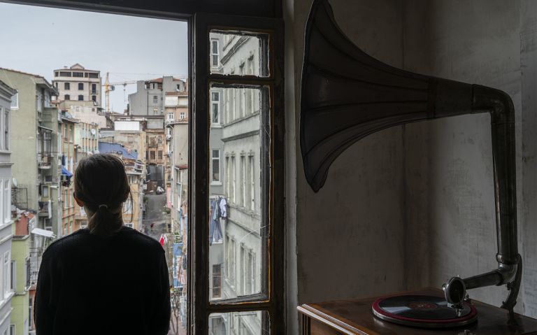 Gian Maria Tosatti, Kalbim Ayna Gibi Boş – İstanbul Bölümü (Il mio cuore è vuoto come uno specchio – Episodio di Istanbul), a cura di Devrim Kadirbeyoğlu The Blank Contemporary Art (Bergamo) e Depo (Istanbul), in collaborazione con l’Istituto Italiano di Cultura a Istanbul, un progetto realizzato grazie al sostegno dell’Italian Council (7a Edizione, 2019), programma di promozione internazionale dell’arte contemporanea italiana della Direzione Generale Creatività Contemporanea del Ministero della Cultura