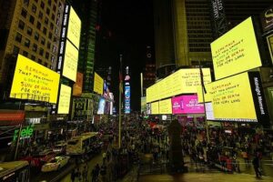 Da Piccadilly a Times Square, David Hockney finisce sui megaschermi pubblicitari di tutto il mondo