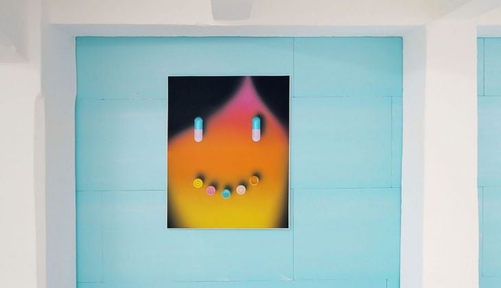 Derek Mainella, Fireside, 2020, olio su lino, 101x76 cm. Courtesy The Flat Massimo Carasi