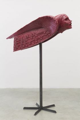 Diego Perrone, Senza titolo, 2013, resina e ferro, 198x65x173 cm. Courtesy l’artista & Massimo De Carlo