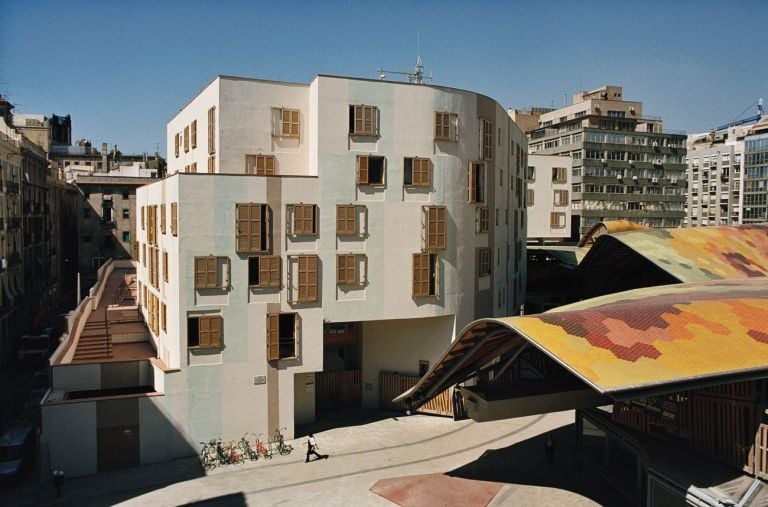 Enric Miralles & Benedetta Tagliabue, Mercado y Barrio de Santa Caterina en Barcelona, 1999 2005. Photo © Alex Gaultier