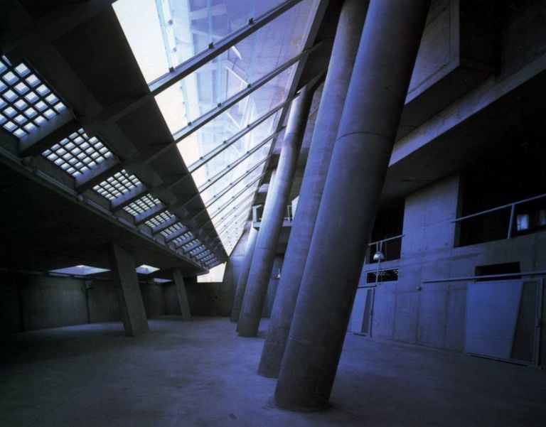 Enric Miralles, Carme Pinós, Robert Brufau & Agustí Obiol, Pabellón de Básquet de Huesca, 1990 94. Photo © Hisao Suzuki