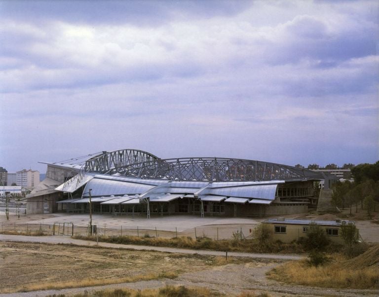 Enric Miralles, Carme Pinós, Robert Brufau & Agustí Obiol, Pabellón de Básquet de Huesca, 1990 94. Photo © Hisao Suzuki