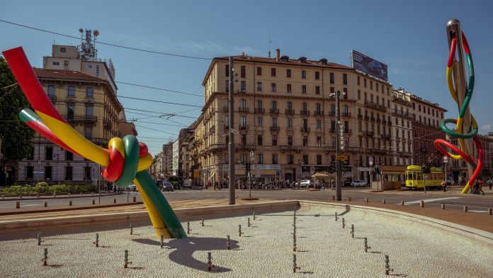 Ago, filo e nodo di Claes Oldenburg e Coosje van Bruggen, installato in Piazzale Cadorna a Milano