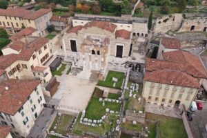 Palcoscenici Archeologici: a Brescia le opere di Francesco Vezzoli in dialogo con la città antica