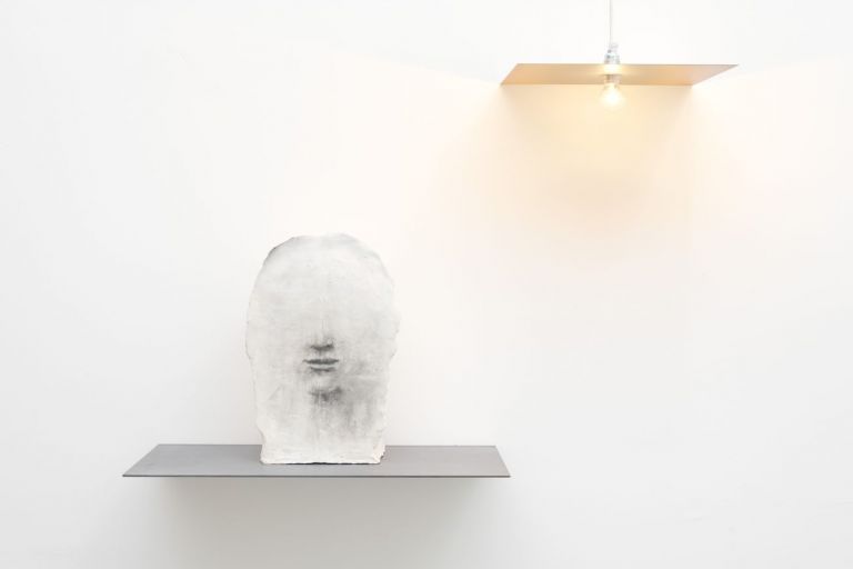 Francesco Barocco, Senza titolo, 2021, gesso, grafite, acciaio, luce, 39x25x16 cm. Courtesy l’artista, Galleria Norma Mangione, Torino, Galleria Nicolas Krupp, Basilea. Photo Luca Vianello